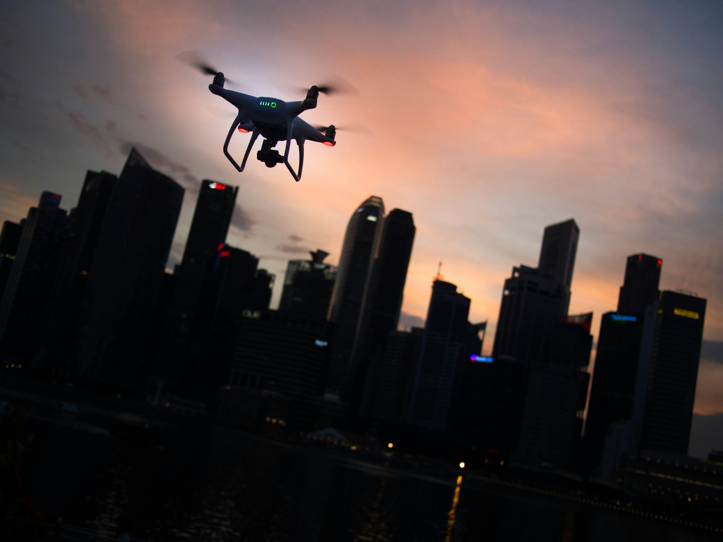 Drone professionnel en vol au crépuscule